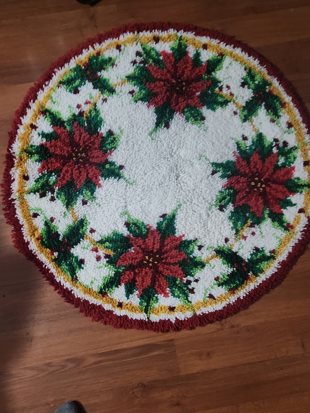 Holiday Poinsettia Round 34 In Accent Rug - Red and Green